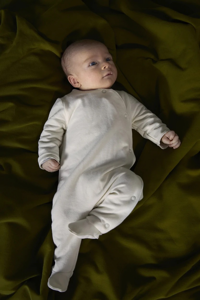Newborn suit with snaps